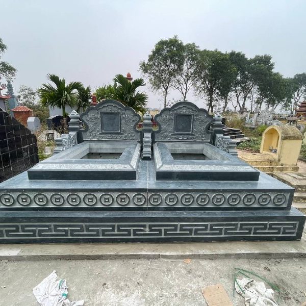 Mộ đôi đá xanh rêu 3,68m x 2,35m, nguyên khối, hoa văn tinh xảo