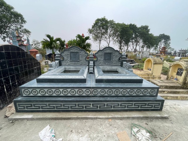 Mộ đôi đá xanh rêu nguyên khối, hoa văn tinh xảo, kích thước 3,68m x 2,35m - ảnh 1