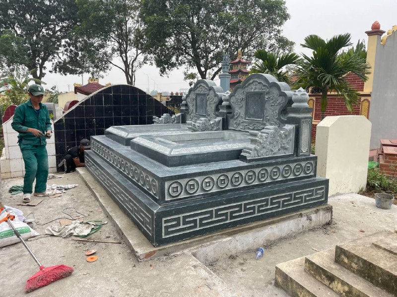 Mộ đôi đá xanh rêu nguyên khối, hoa văn tinh xảo, kích thước 3,68m x 2,35m - ảnh 2
