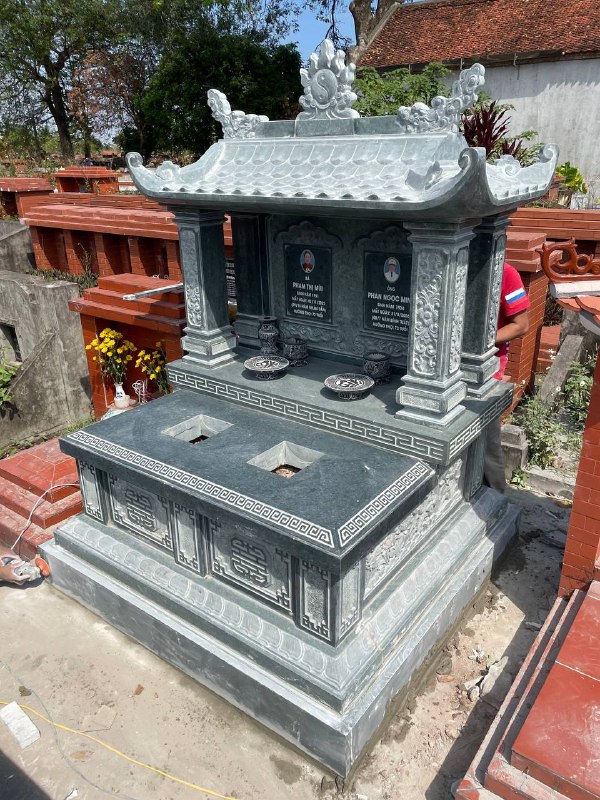 Mộ đôi đá xanh rêu kích thước 167x155x275 cm, thiết kế hài hoà, hoa văn sắc nét - ảnh 1