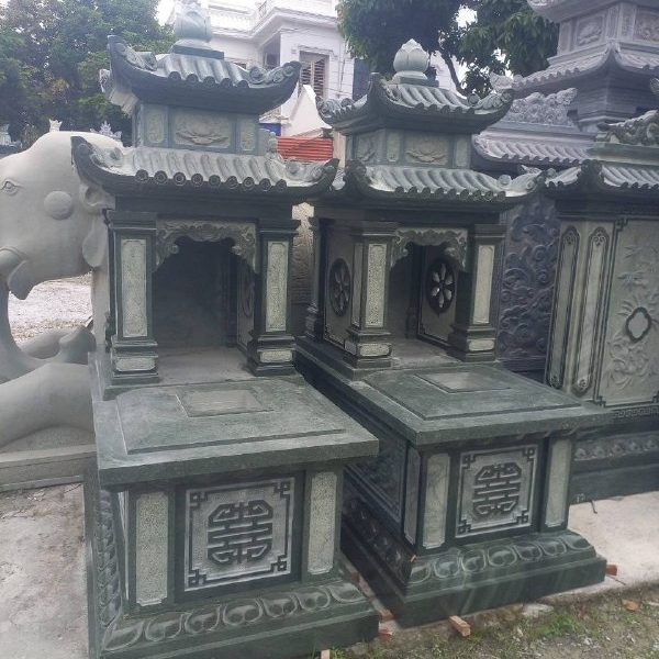 Mộ đá hai mái đá xanh rêu 147×89×255 cm, giá 35.000.000 VNĐ