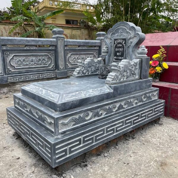 Mộ bành đá xanh đen hoa văn sắc nét, kích thước 127×81×97 cm